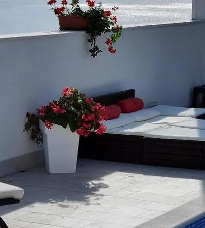 Six-bedroom With Sea View Nl 트로기르
