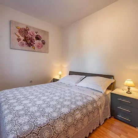 Six-bedroom With Sea View Nl *